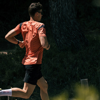Jan Stratmann jogging in his Fast t-shirt in the terrain