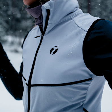 Close-up of a Ace vest, you can see water droplets on the jacket, showing its water-repellent properties.