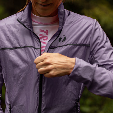 Jogger zipping up the Trimtex Fast running jacket